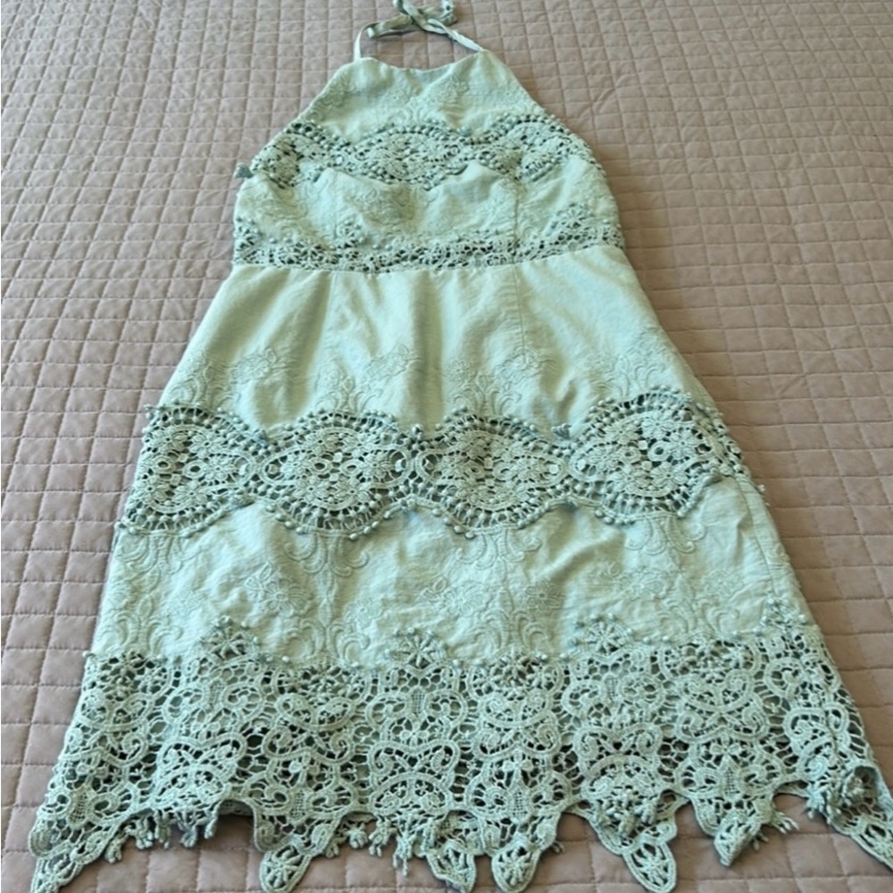 🎉 EUC - 👗 Lulu’s Mint Green Embroidered Halter Dress - Picture 2 of 8
